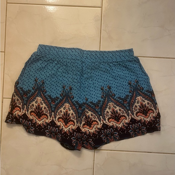 Hollister Women’s Blue/Pink/Cream Multi Print Flowing Open Leg Shorts - Picture 2 of 7